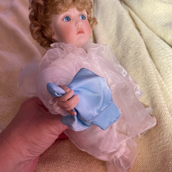Cindy McClure signed porcelain doll - Picture 5 of 6